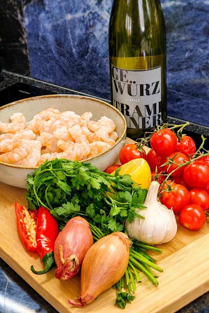 Składniki na krewetki na maśle z czosnkiem, chilli i cytryną