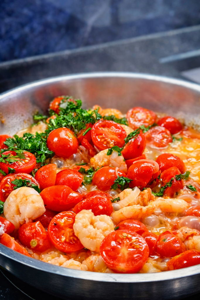 Smażenie krewetek na maśle z czosnkiem i chilli