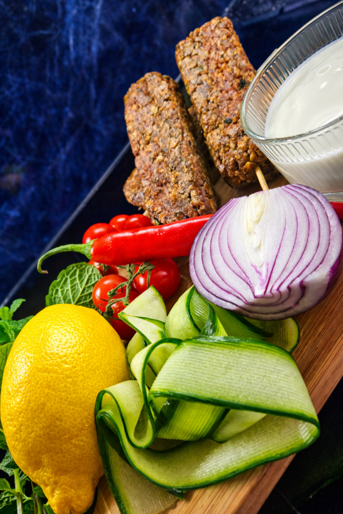 Składniki na szisz jagnięcy: jagnięcina, chilli, ogórek, cebula, jogurt grecki