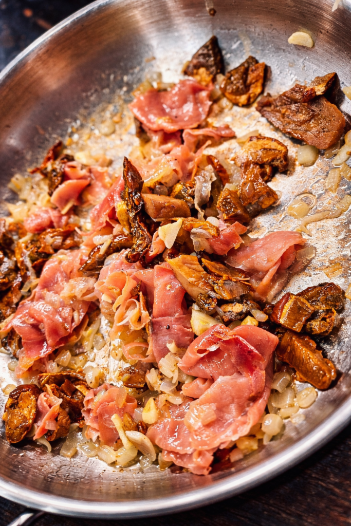 Danie w przygotowaniu, smażone grzyby z szynką