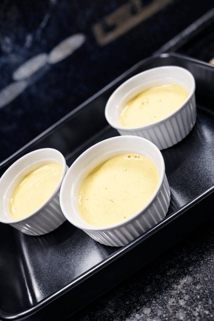 Deser w foremkach przed upieczeniem