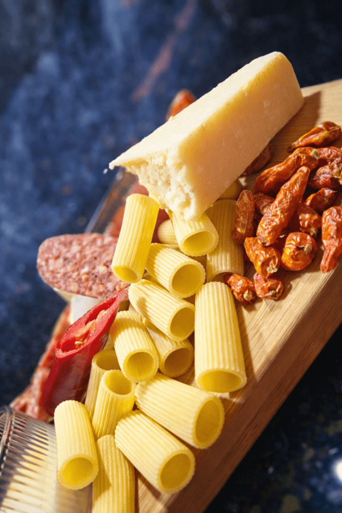 Składniki na rigatoni alla vodka, salsicia, chilli, parmezan
