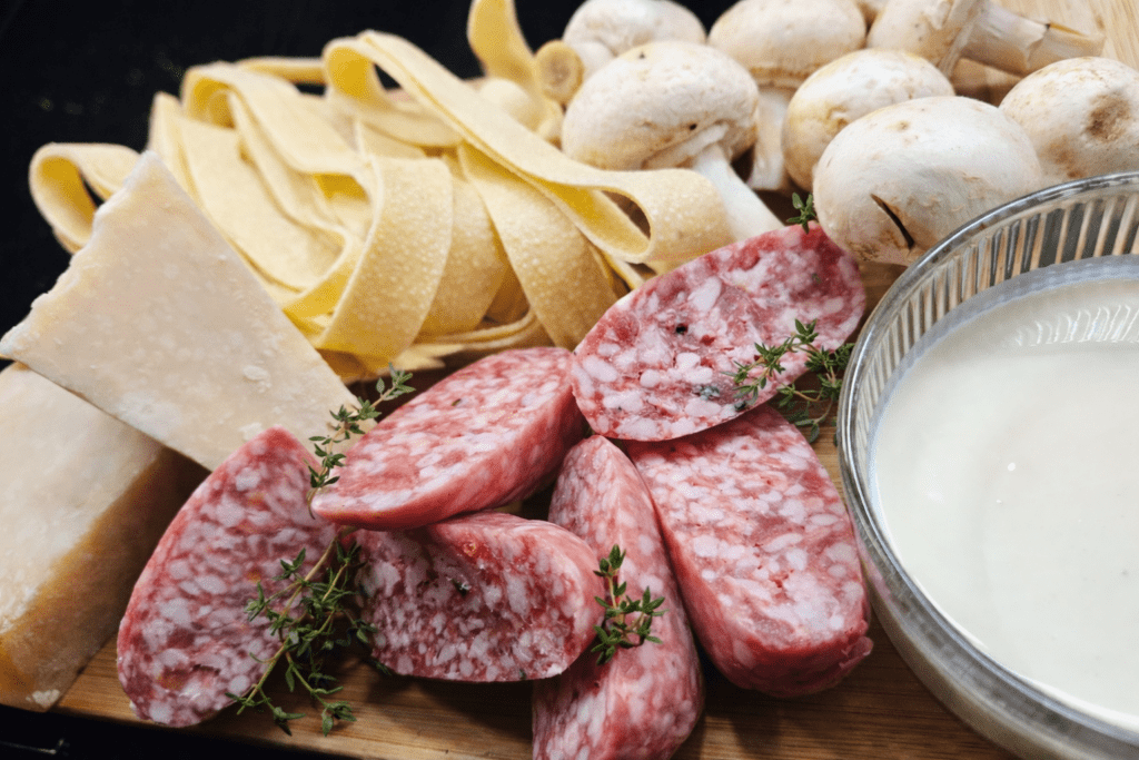 Zdjęcie składników, parmezan, salsicia, tymianek, pieczarki
