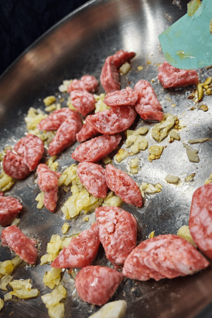 Zdjęcie salsici na pateln
i